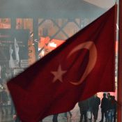 <p>Om noen få uker skal det avholdes folkeavstemning i Tyrkia. Det skal stemmes over en konstitusjonsendring som vil flytte makt og myndighet fra parlamentet til presidenten. Tilhengere hyller forslaget som et viktig og nødvendig steg i å styrke Tyrkia både innenrikspolitisk og internasjonalt, og samle et splittet land under én sterk leder. Motstandere frykter at konstitusjonsendringene vil bety slutten på et demokratisk styre, og gjøre Tyrkia til et diktatur.</p>
