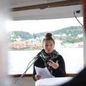 <p>I forskerstafetten på Fafobåten holder Fafo-forskerne ti-femten minutters innledninger, og deretter er det åpent for spørsmål og diskusjon. Hver etappe i stafetten varer 25 minutter og foregår på trossedekket, akter på MS Sandnes. Ved dårlig vær flyttes arrangementet inn i 2. klassesalongen.</p>
<p>Arrangementene er gratis og åpne for alle. Påmelding er ikke nødvendig.</p>
<p> </p>