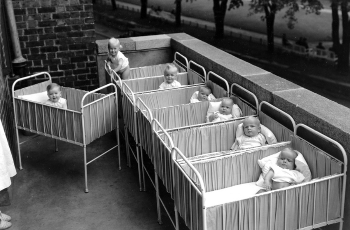 HUSMORSKOLEN fungerte også som et barnehjem for spebarn. Tre ansatte passet på, men barna ble også brukt i undervisningsøyemed. Balkongen på bildet ble anlagt kort tid etter overtagelsen, for å gi barna adgang til luft (1937)