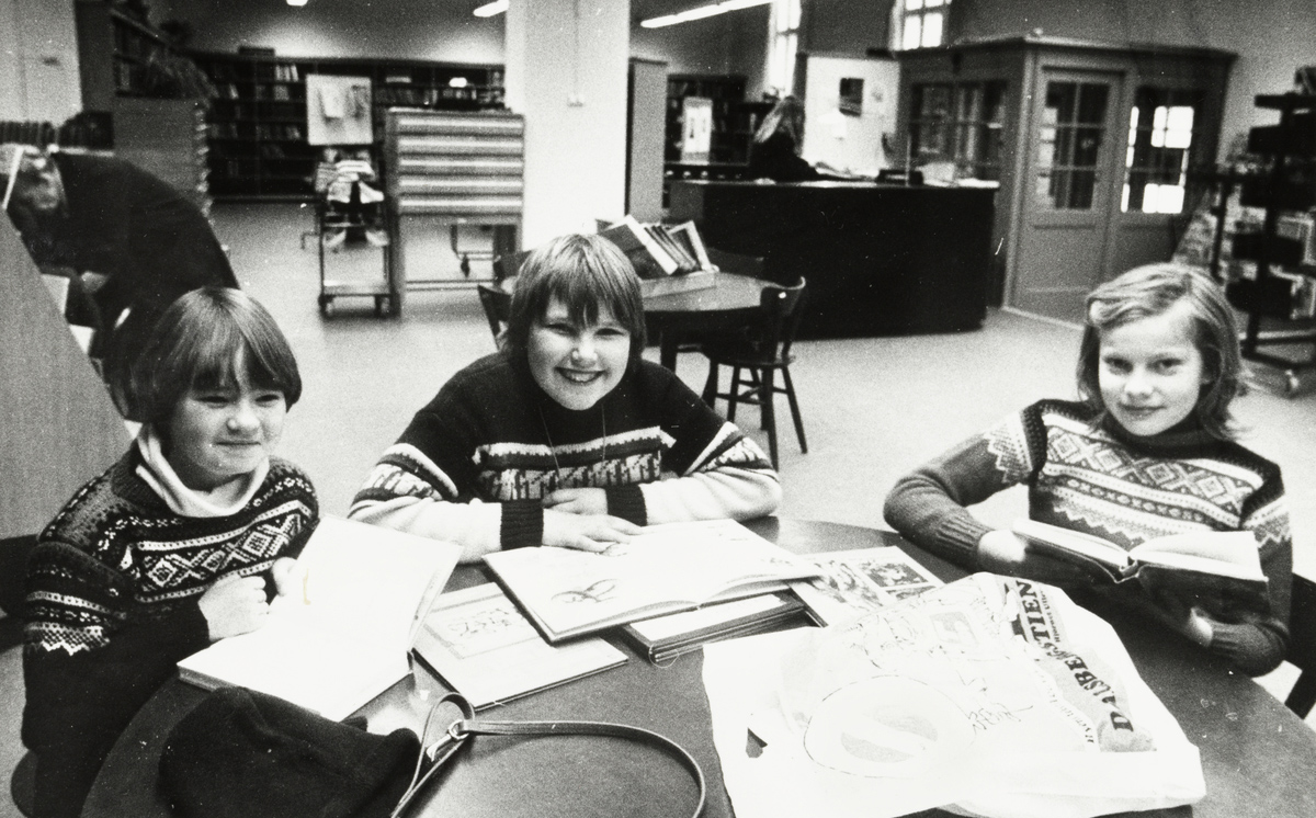 HEIDI, FRANK OG INGUN: på biblioteket i 1979.